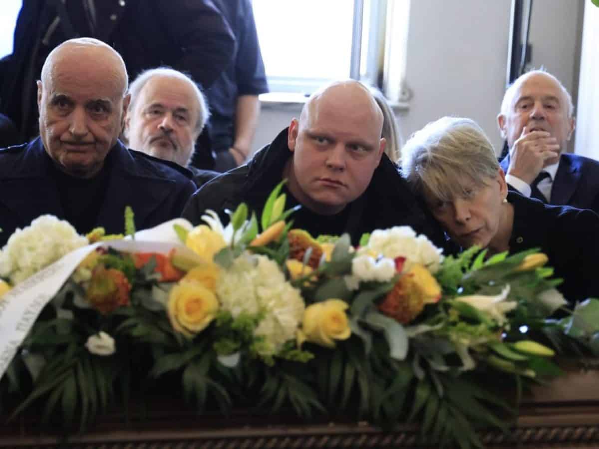 Σύλβα Ακρίτα: Σε βαρύ κλίμα η κηδεία στο Α’ Νεκροταφείο Αθηνών (Φωτό & Βιντεο)