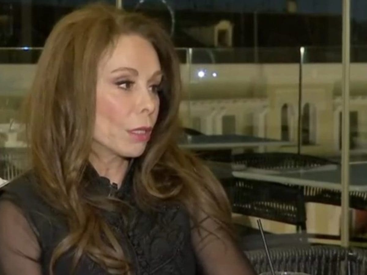 Βούλα Πατουλίδου: “Έβγαινε στον κήπο να ποτίσει τα λουλούδια και μου φώναζε “Πατουλίδου σ’ αγαπώ”