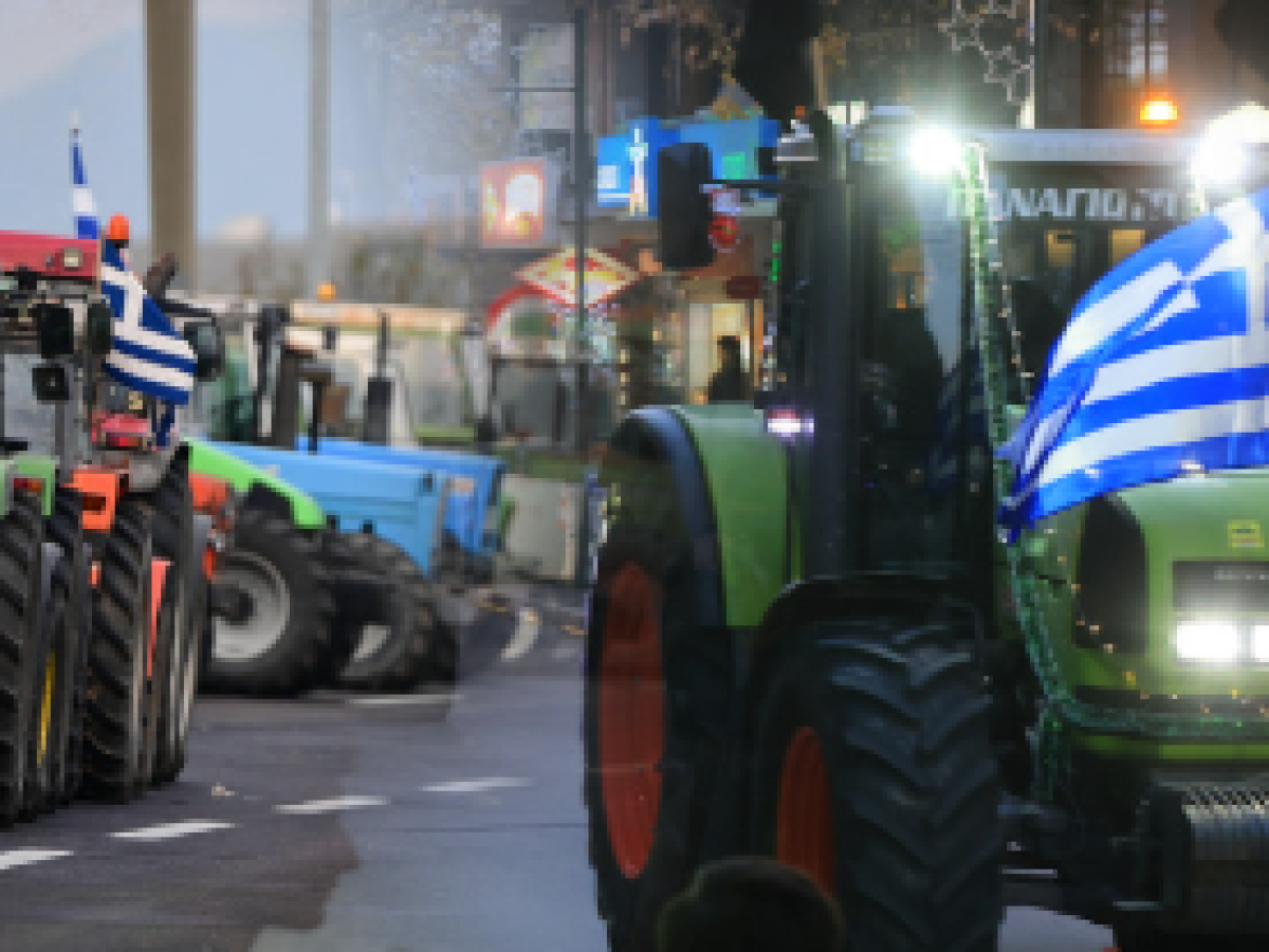 Κλιμακώνουν τις κινητοποιήσεις τους οι αγρότες – Μετ’ εμποδίων η έξοδος των εκδρομέων για τα Χριστούγεννα