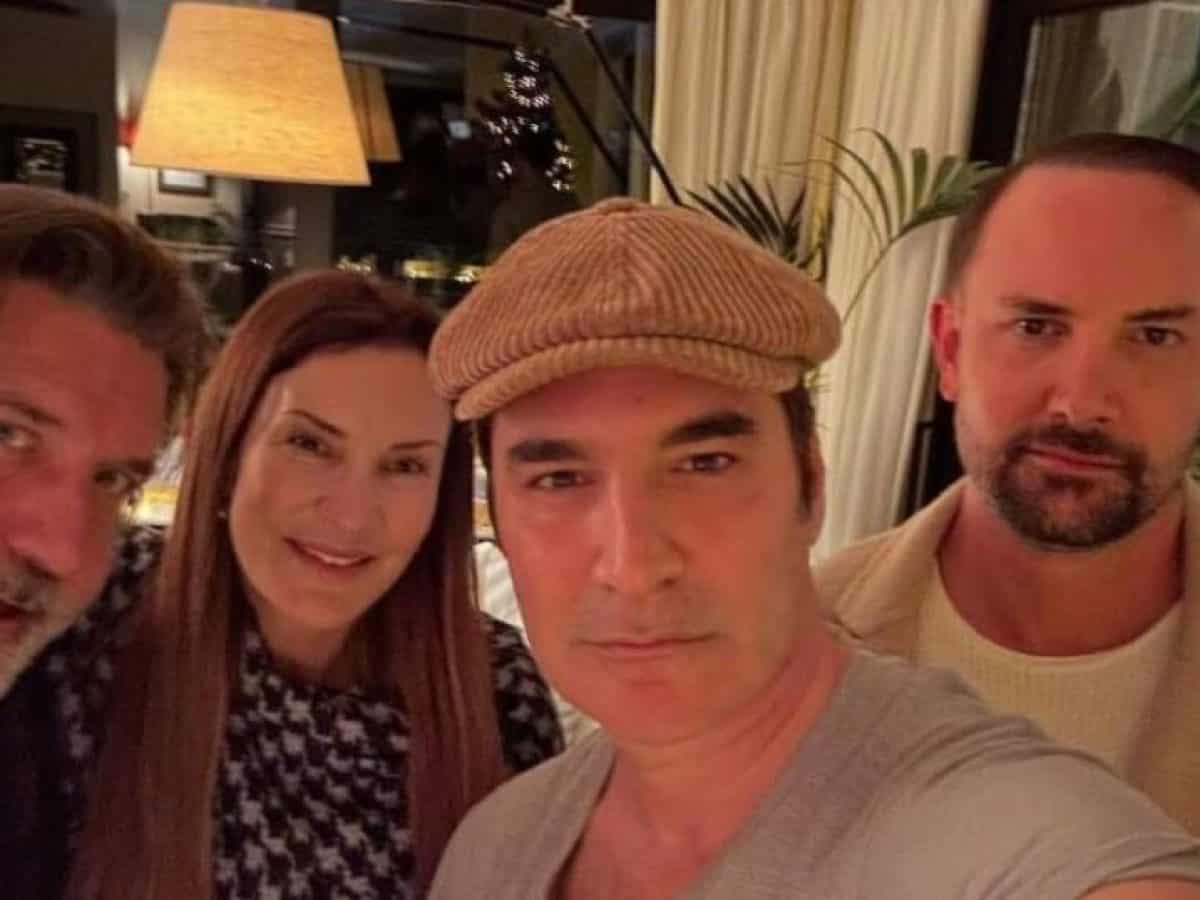 Ο Χριστόφορος Παπακαλιάτης σε γιορτινές στιγμές με τα αδέλφια του