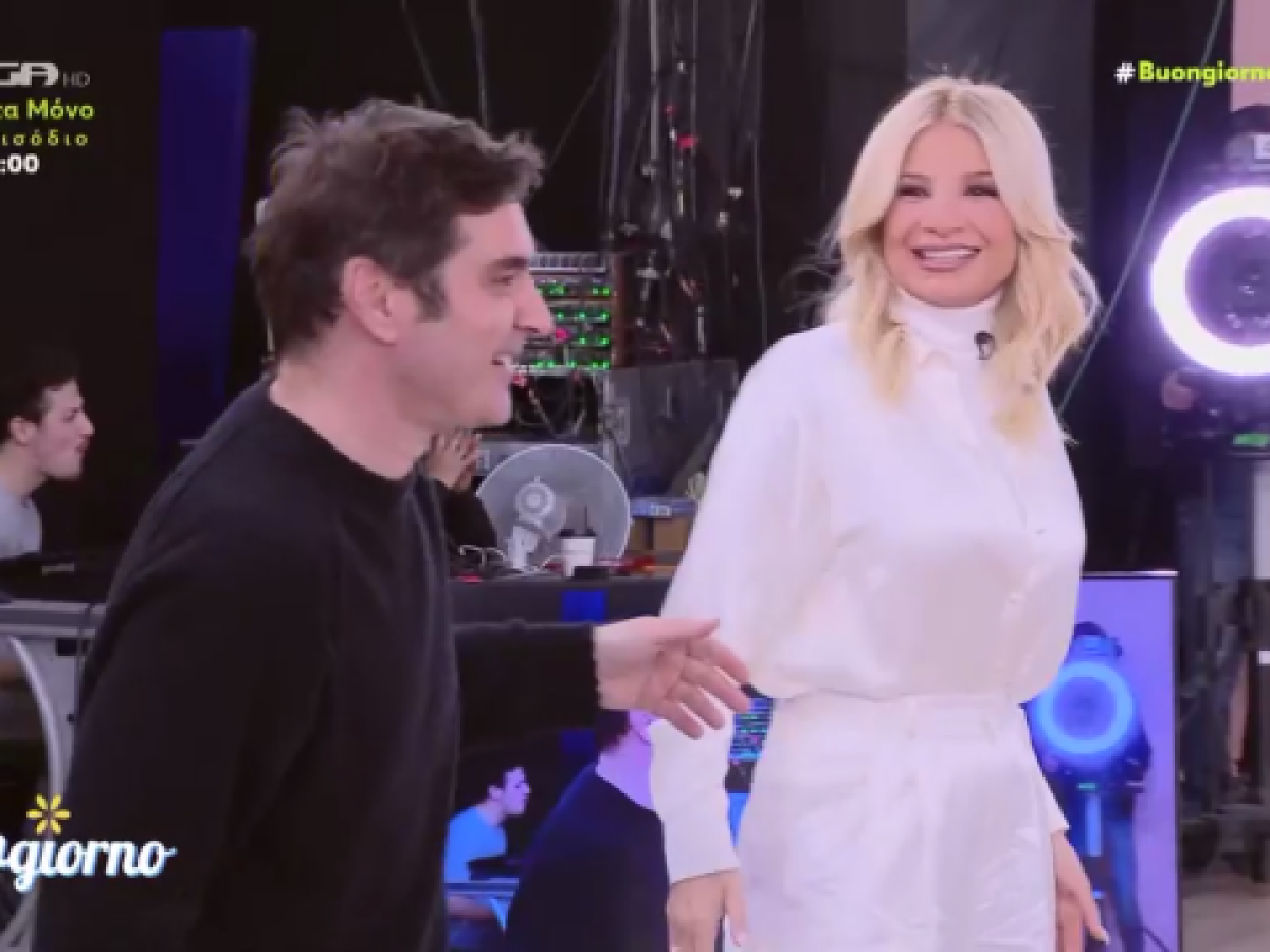 Χριστόφορος Παπακαλιάτης:  Η απρόσμενη είσοδος στο “Buongiorno” – “Να έρθω να παίξω;” ρώτησε η Σκορδά – Έκπληξη στον αέρα της εκπομπής (Βίντεο)