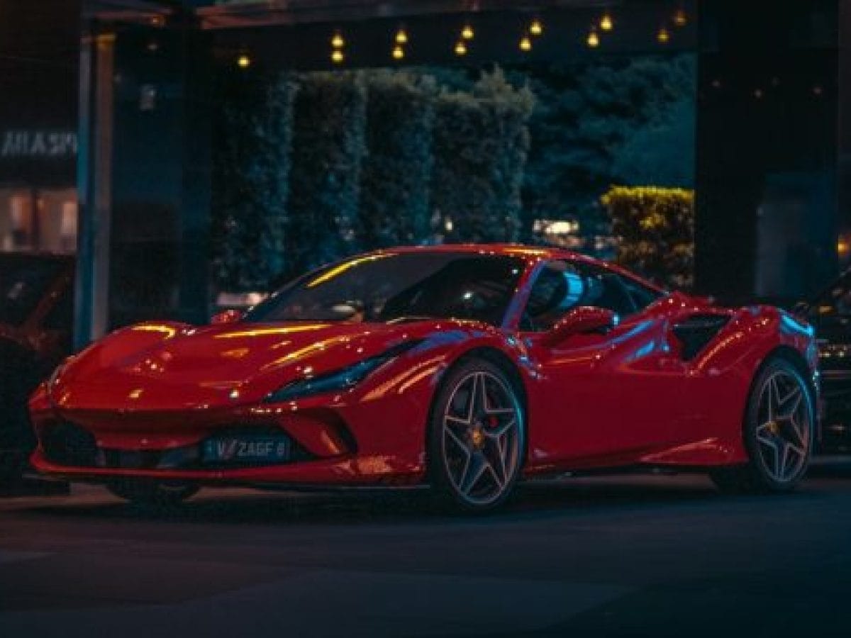 Ο Έλληνας εφοπλιστής με τις 50 πανάκριβες Ferrari – Δείτε σπάνια φωτογραφία
