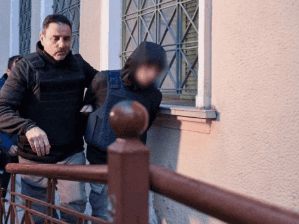 Σέρρες: Απολογείται ο 16χρονος για τη δολοφονία του 17χρονου – Συγκέντρωση πολιτών με πανό έξω από τα δικαστήρια