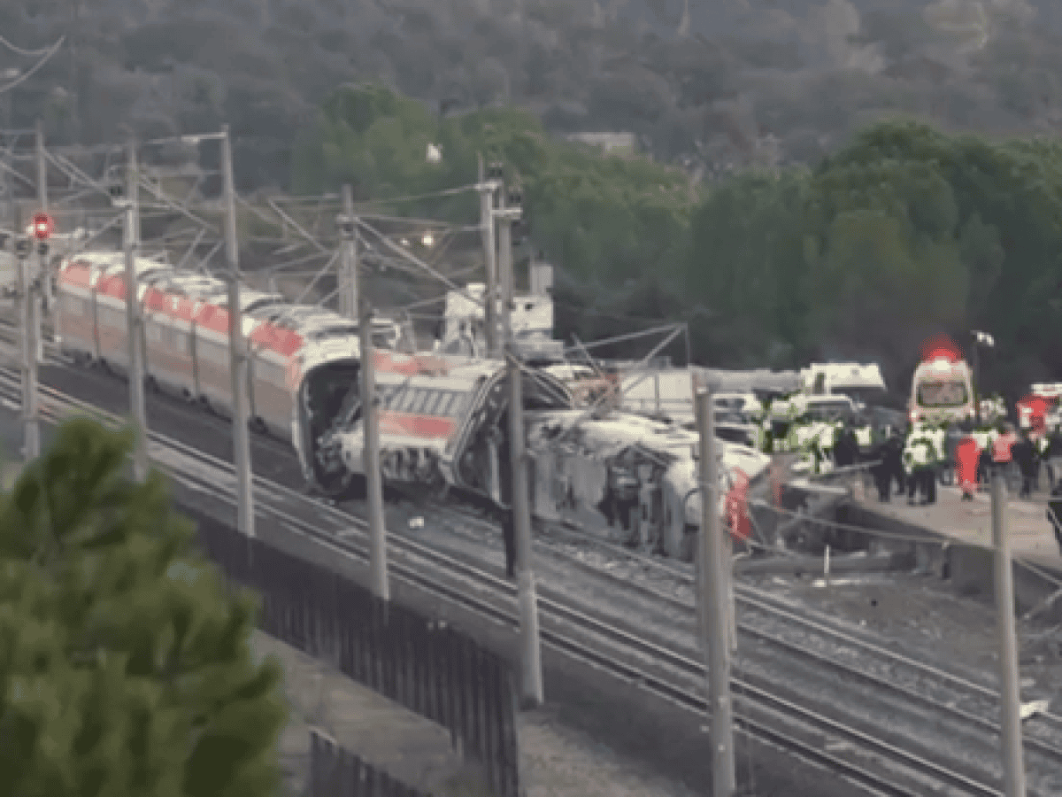 Σιδηροδρομική τραγωδία στην Ισπανία: Δεκάδες νεκροί και εκατοντάδες τραυματίες σε σύγκρουση 2 τρένων