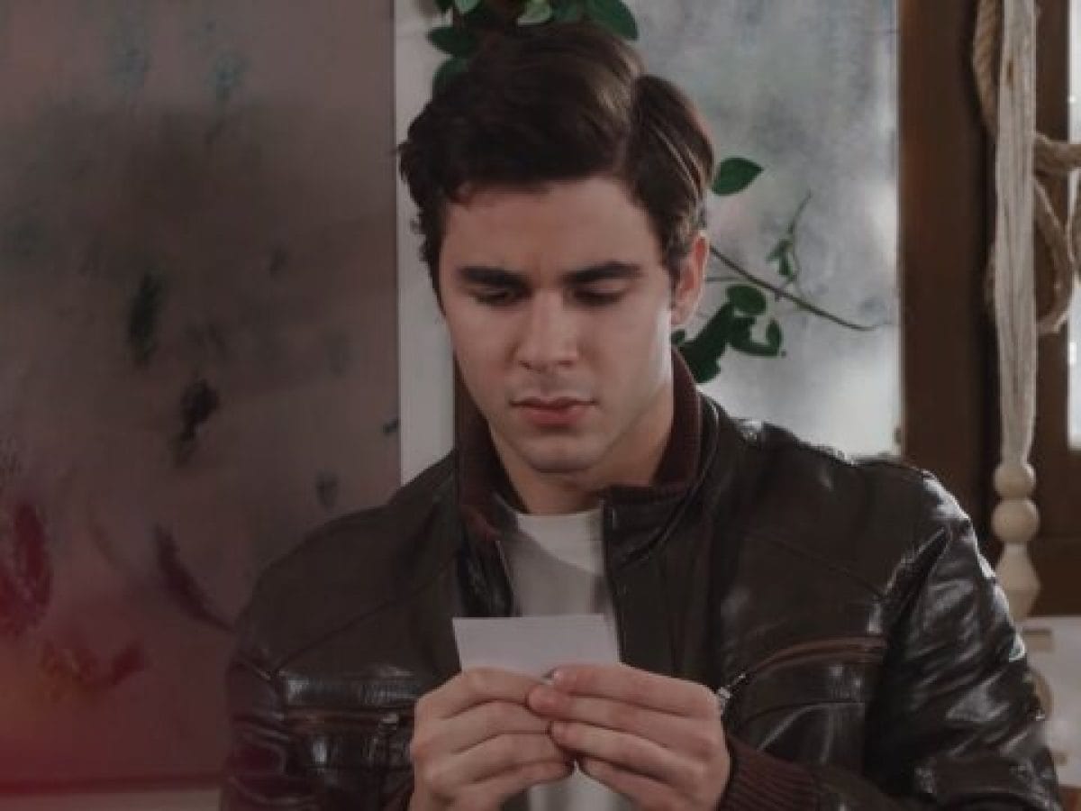 “Η Γη της Ελιάς”: Ο Παρασκευάς έρχεται όλο και πιο κοντά στην αλήθεια και οι υποψίες του τείνουν να επιβεβαιωθούν (Βίντεο)