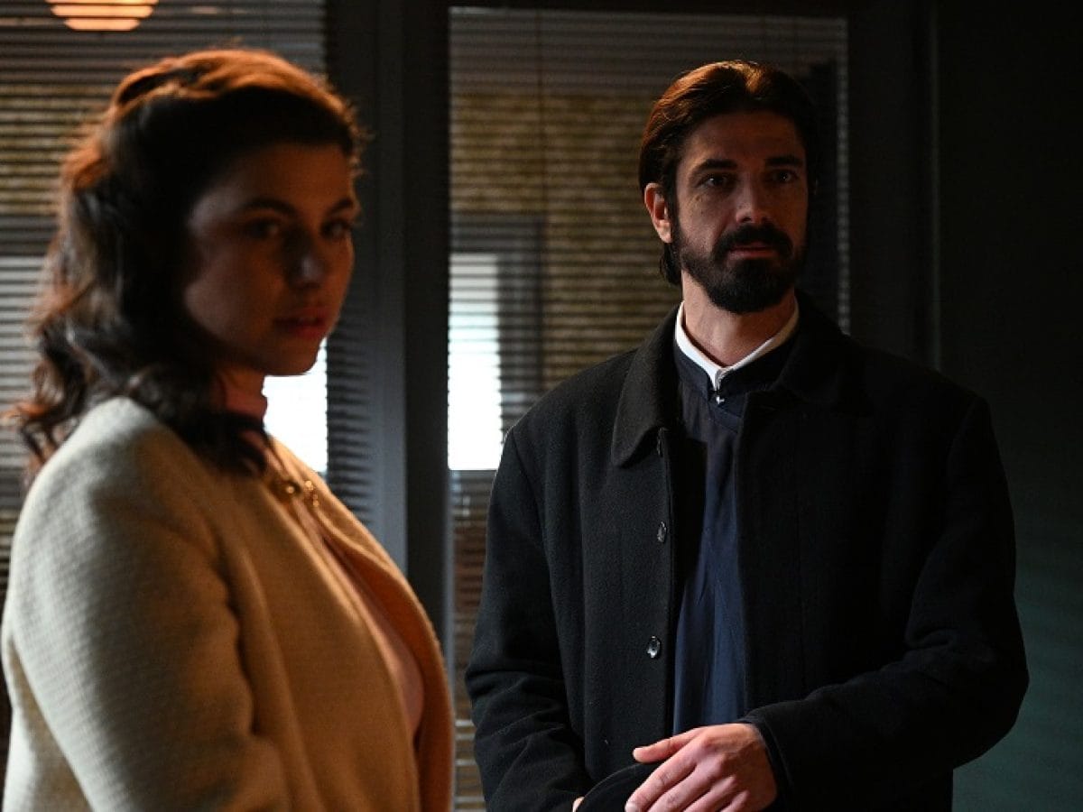 Άγιος έρωτας – Η Χλόη λαχταρά να είναι μαζί με τον πατέρα Νικόλαο